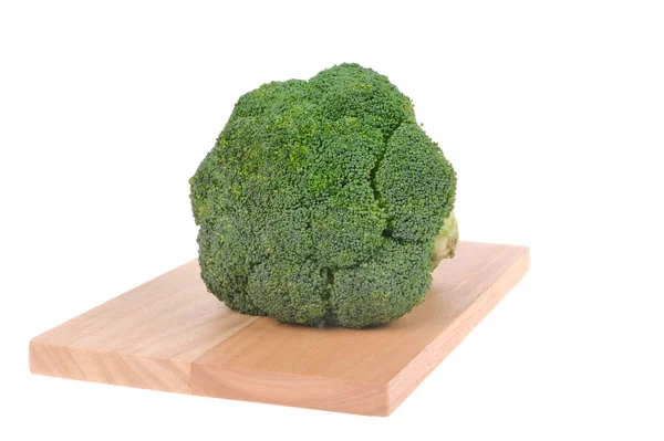 Brócolis sobre tábua de corte isolada sobre branco — Fotografia de Stock