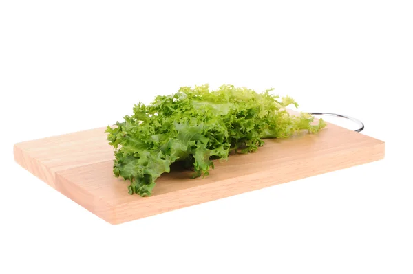 Zelený salát na prkénku izolované na bílém — Stock fotografie