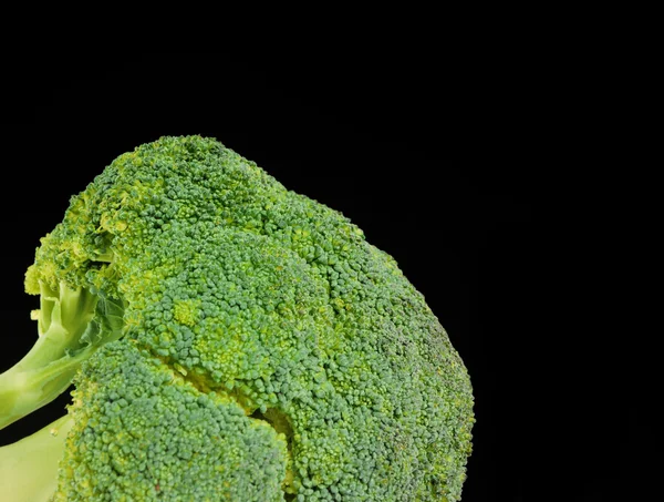 Brokkoli isoliert auf schwarzem Hintergrund — Stockfoto