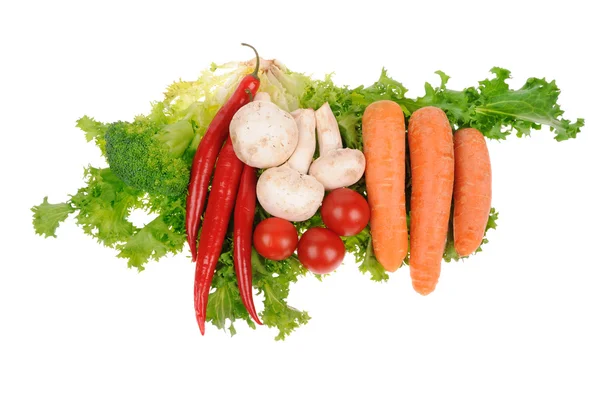 Groene salade wortel musrooms peper geïsoleerd op witte achtergrond — Stockfoto