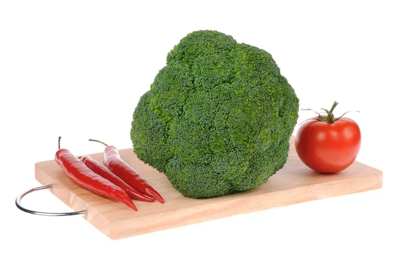 Brokoli domates ve biber üzerine beyaz izole — Stok fotoğraf