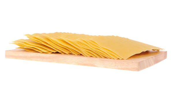 Těstoviny lasagne na prkénku izolovaných na bílém pozadí — Stock fotografie
