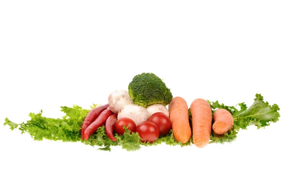 Зеленый салат морковь грибы перец изолирован на белом фоне — стоковое фото