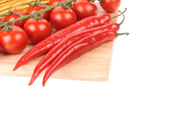 Pasta de lasaña con tomate y pimienta en la tabla de cortar —  Fotos de Stock
