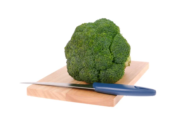 Brócolis com faca na tábua de corte isolada — Fotografia de Stock