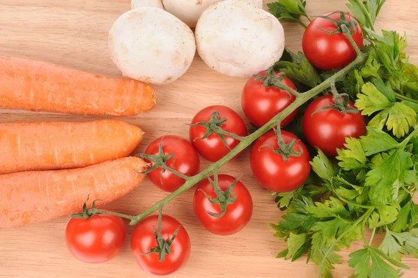 Ensalada verde zanahoria champiñones tomate en tabla de cortar —  Fotos de Stock