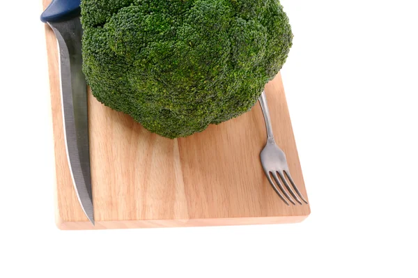 Broccoli con forchetta e coltello sul tagliere isolato — Foto Stock