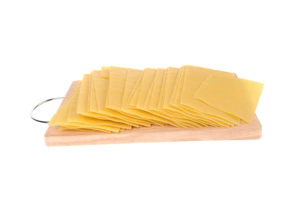 Pâtes lasagnes sur planche à découper isolées sur fond blanc — Photo