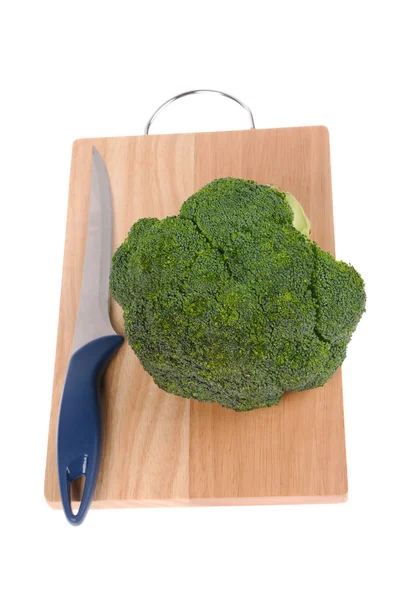 Brokuły z nożem na deska do krojenia na białym tle — Zdjęcie stockowe