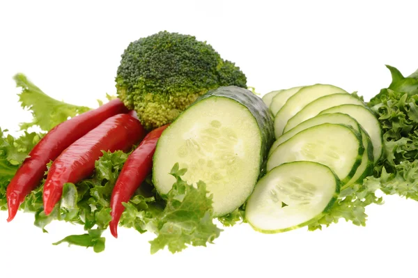 Zöld saláta sárgarépa musrooms bors a elszigetelt fehér háttér — Stock Fotó