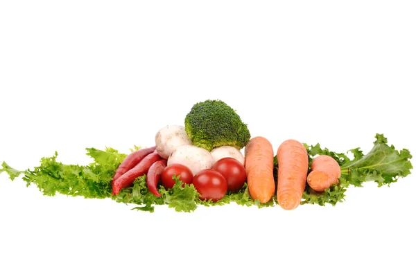 Зеленый салат морковь грибы перец изолирован на белом фоне — стоковое фото