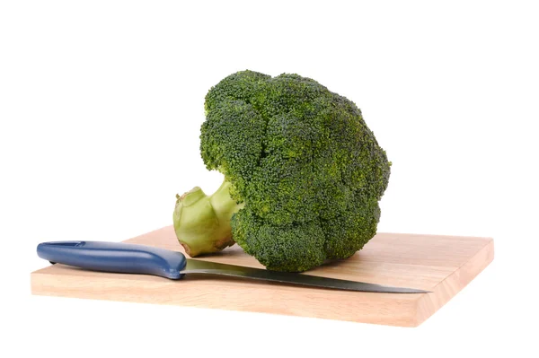 Broccoli con coltello su tagliere isolato — Foto Stock