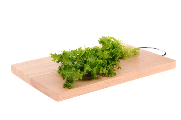 Salade verte sur planche à découper isolée sur blanc — Photo