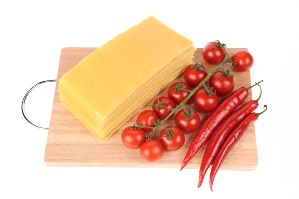 Lasagne makaron z pomidorami i pieprz na deski do krojenia — Zdjęcie stockowe