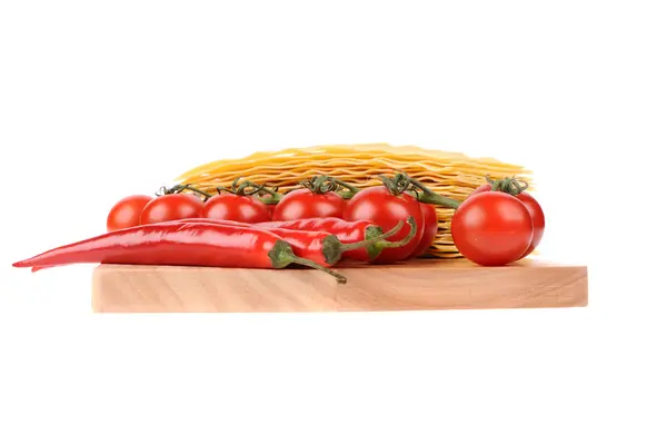 Massa de lasanha com tomate e pimenta na tábua de corte — Fotografia de Stock