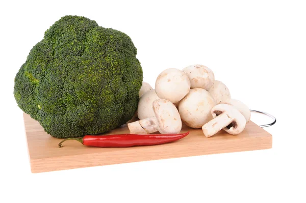 Pepř houby brokolice na prkénku izolovaných na bílém pozadí — Stock fotografie