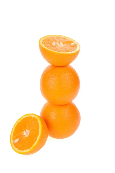 Orange in Scheiben geschnitten isoliert auf weißem Hintergrund — Stockfoto