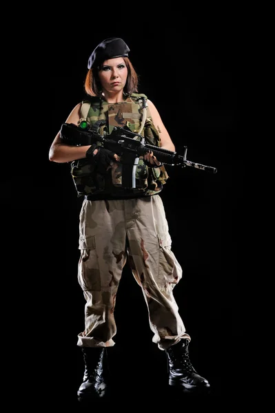 Γυναίκα με στρατιωτική στολή με όπλο — Φωτογραφία Αρχείου
