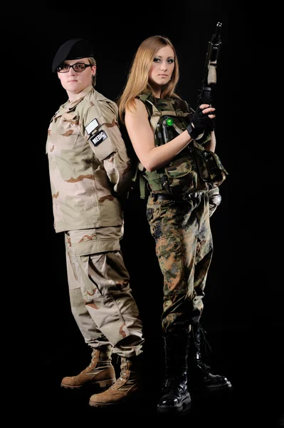 Žena ve vojenské uniformě s zbraní — Stock fotografie