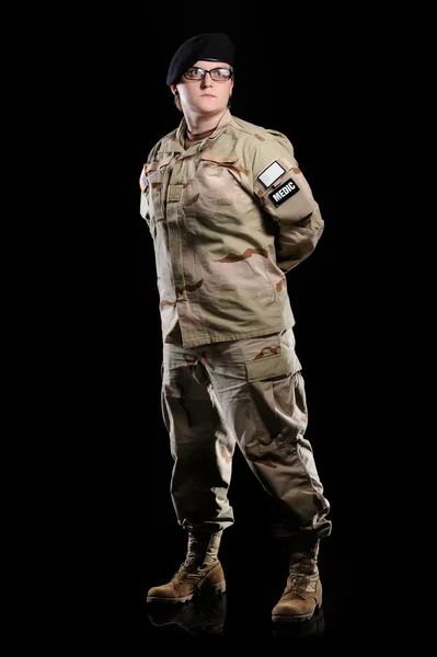 Askeri üniformalı kadın. — Stok fotoğraf