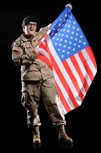 Žena ve vojenské uniformě s vlajkou v ruce — Stock fotografie