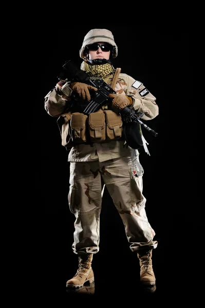 Kvinna i militär uniform med vapen — Stockfoto