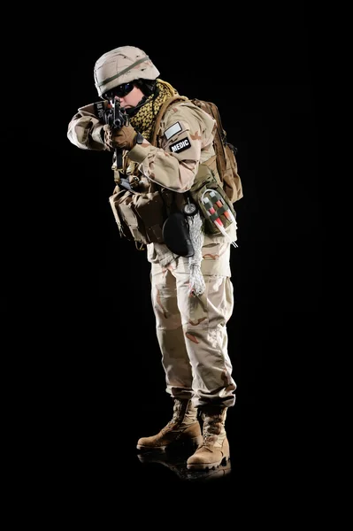 Mujer en uniforme militar con arma —  Fotos de Stock