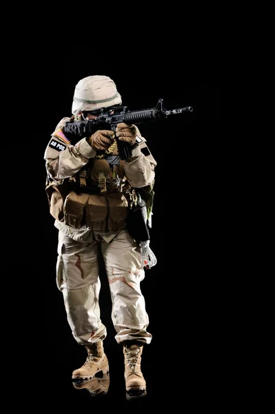Žena ve vojenské uniformě s zbraní — Stock fotografie
