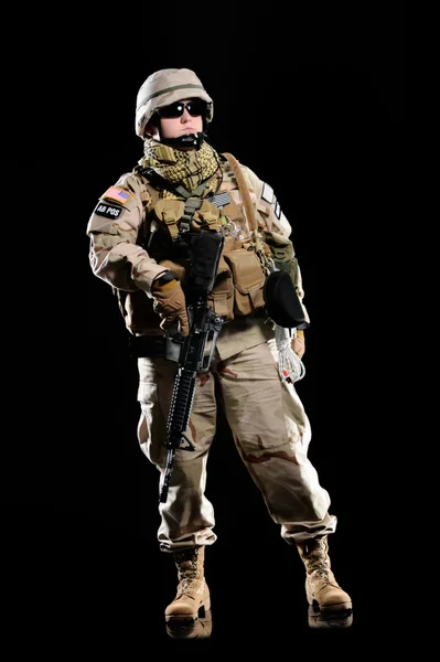 Vrouw in militair uniform met wapen — Stockfoto