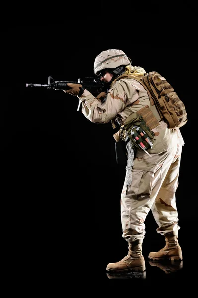 Mujer en uniforme militar con arma —  Fotos de Stock