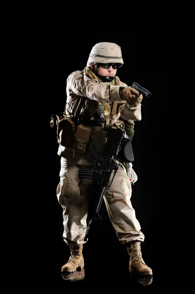 Mujer en uniforme militar con arma — Foto de Stock
