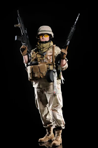 Mujer en uniforme militar con arma — Foto de Stock