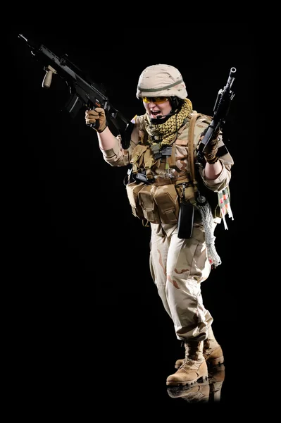 Vrouw in militair uniform met wapen — Stockfoto