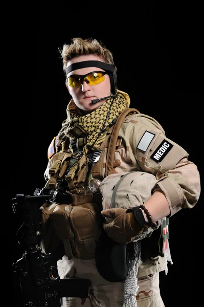 Γυναίκα με στρατιωτική στολή με όπλο — Φωτογραφία Αρχείου