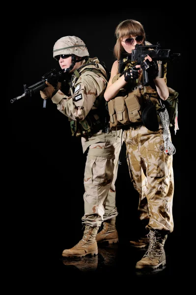 Mulher de uniforme militar com arma — Fotografia de Stock
