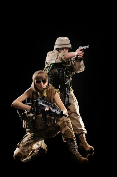 Жінка у військовій формі зі зброєю — стокове фото