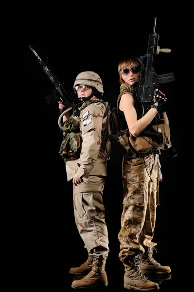 Silah ile askeri üniformalı kadın — Stok fotoğraf