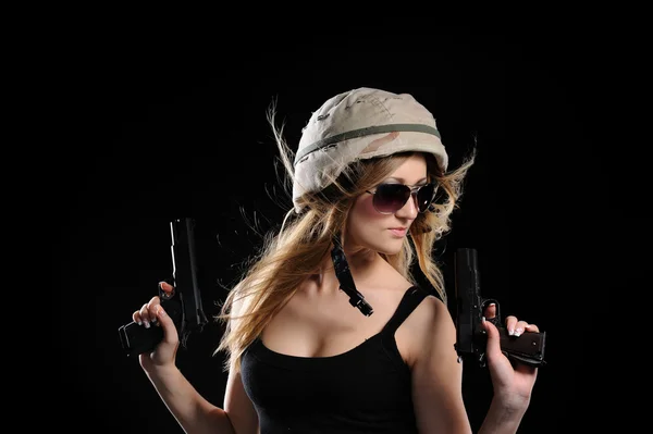 Kobieta w mundurze wojskowym z bronią — Zdjęcie stockowe