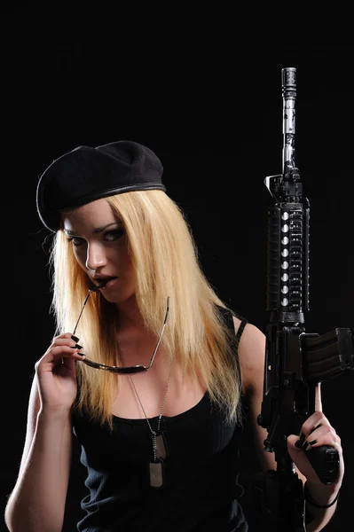 Silah ile askeri üniformalı kadın — Stok fotoğraf