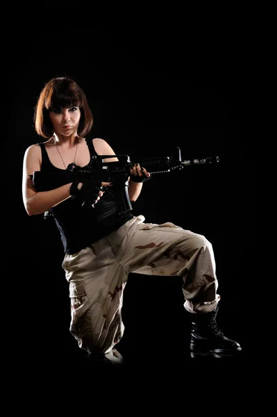 무기와 군복에 여자 — 스톡 사진