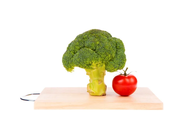 Brokkoli mit Tomate isoliert auf weiß — Stockfoto