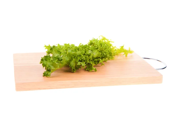 Grüner Salat auf Schneidebrett isoliert auf weiß — Stockfoto