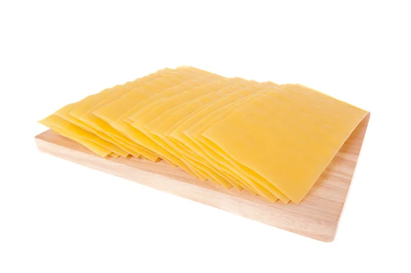 Lasagne Pasta auf Schneidebrett isoliert auf weißem Hintergrund — Stockfoto