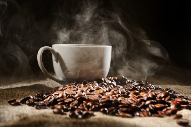 kahve çekirdekleri ile kupa üzerinde kaba ehlileştirmek