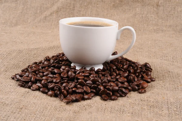 Kawa z kubek na zwolnieniu szorstki — Zdjęcie stockowe