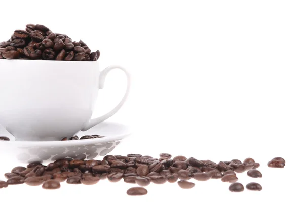 Granos de café con taza aislada sobre el fondo blanco — Foto de Stock