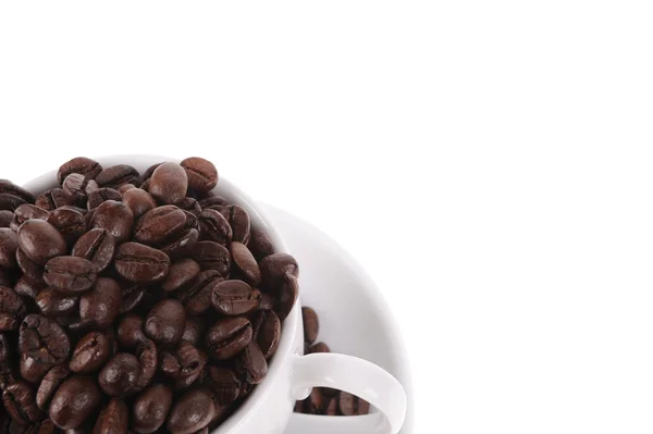 Granos de café con taza aislada sobre el fondo blanco — Foto de Stock