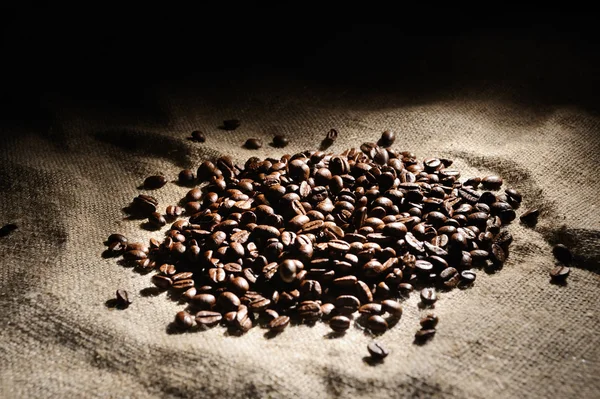 Boabe de cafea pe un sacou dur — Fotografie, imagine de stoc