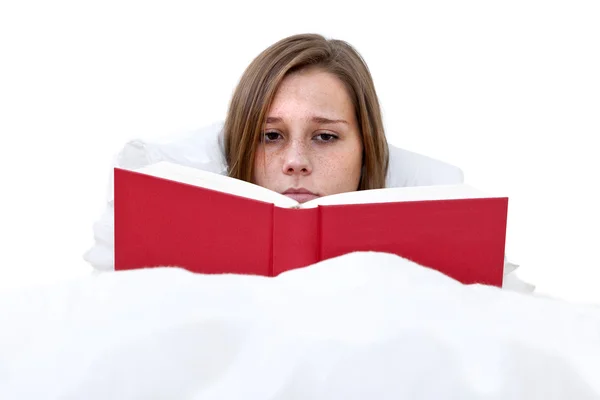 Läsa i sängen — Stockfoto