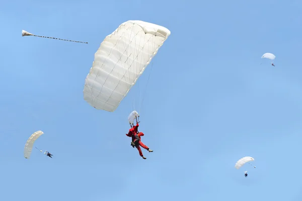 Прыжок с парашютом — стоковое фото